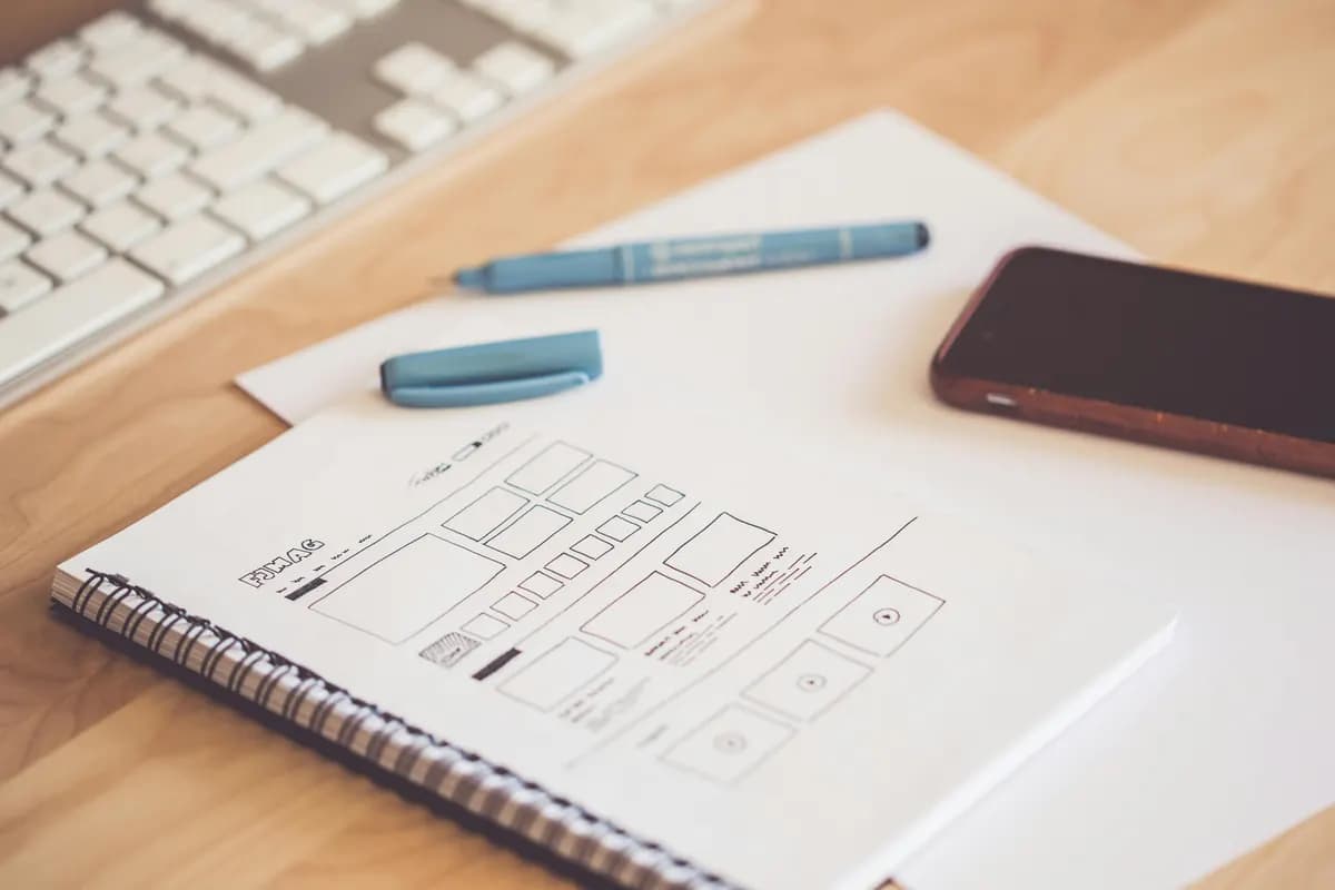 Skizzen eines Website-Layouts auf Papier