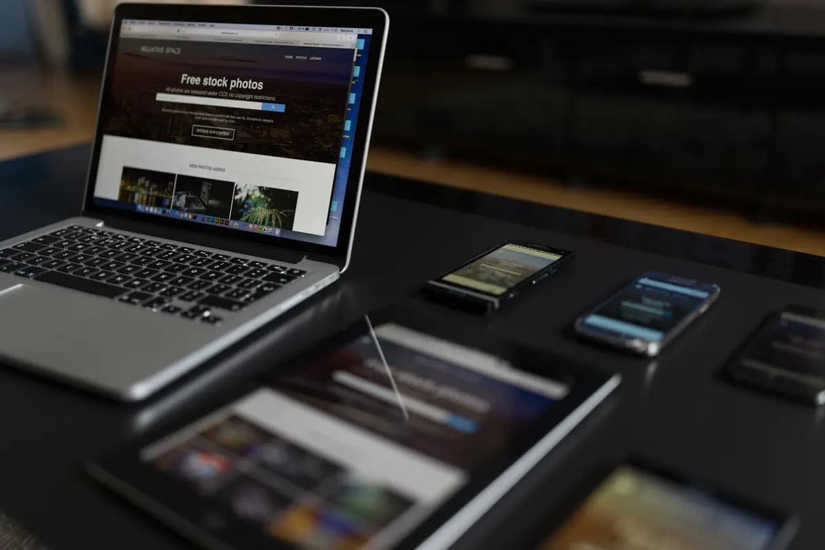 Laptop und Tablet auf einem dunklen Tisch